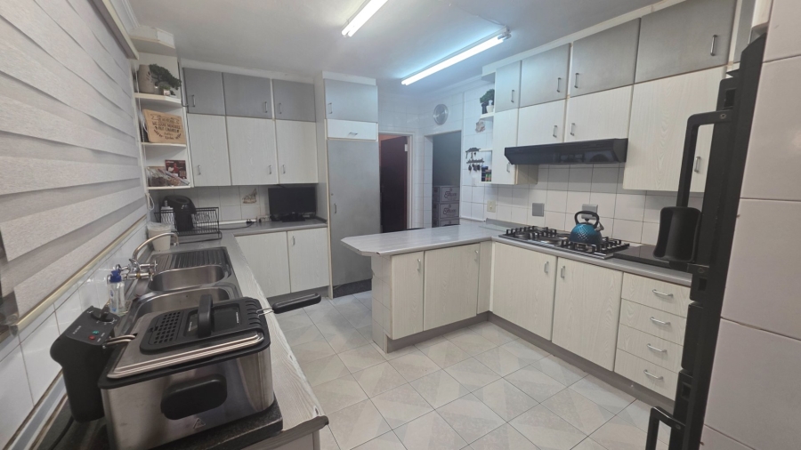 7 Bedroom Property for Sale in Laudium Gauteng