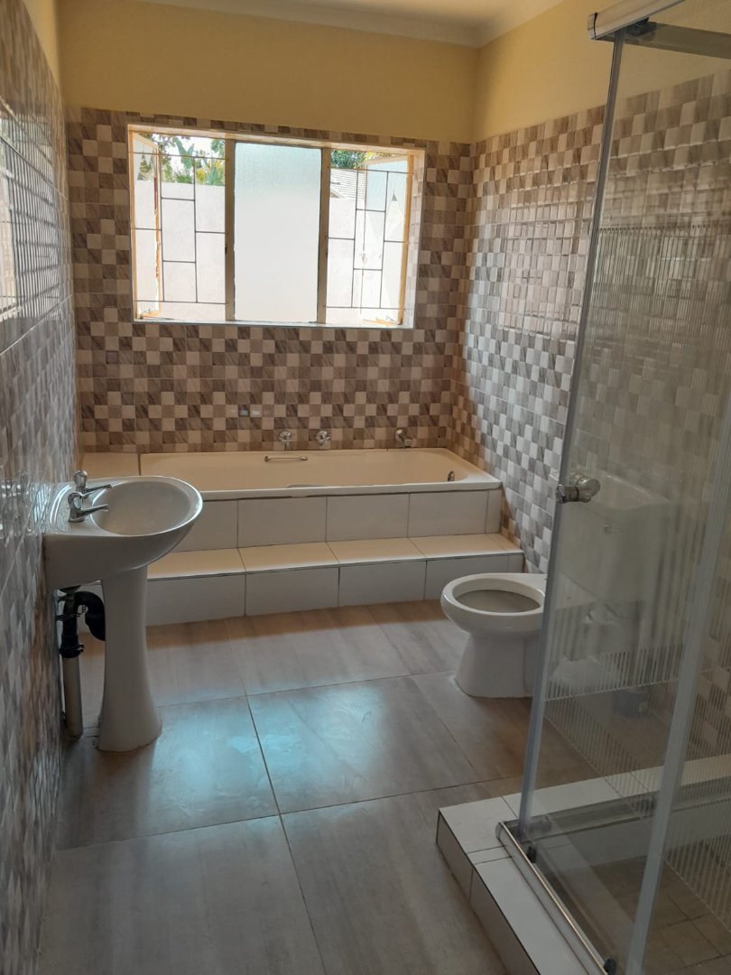 5 Bedroom Property for Sale in The Orchards Gauteng