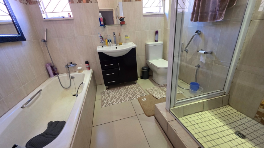  Bedroom Property for Sale in Erasmia Gauteng
