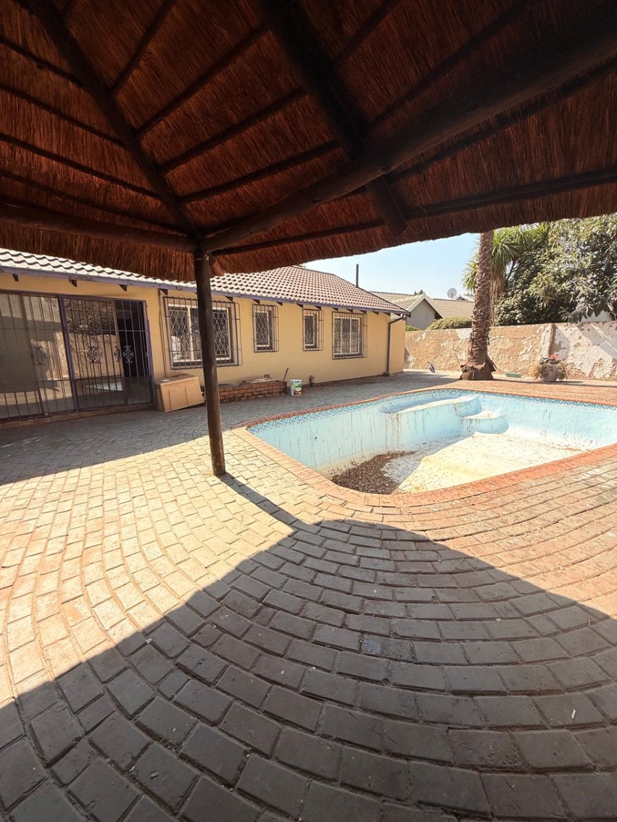 4 Bedroom Property for Sale in Brackenhurst Gauteng