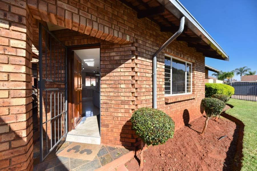 2 Bedroom Property for Sale in Dorandia Gauteng