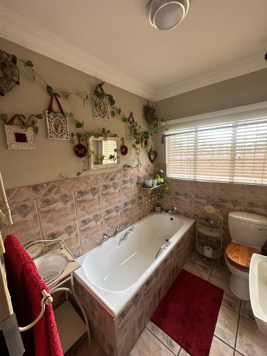4 Bedroom Property for Sale in Ninapark Gauteng