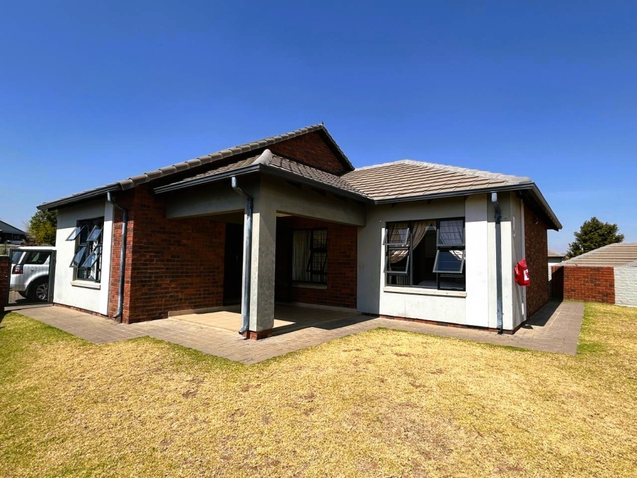 3 Bedroom Property for Sale in Rooihuiskraal North Gauteng