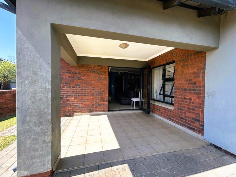 3 Bedroom Property for Sale in Rooihuiskraal North Gauteng