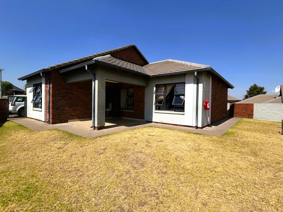 3 Bedroom Property for Sale in Rooihuiskraal North Gauteng