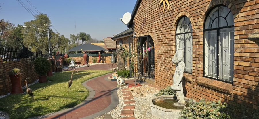 5 Bedroom Property for Sale in Mountain View Gauteng
