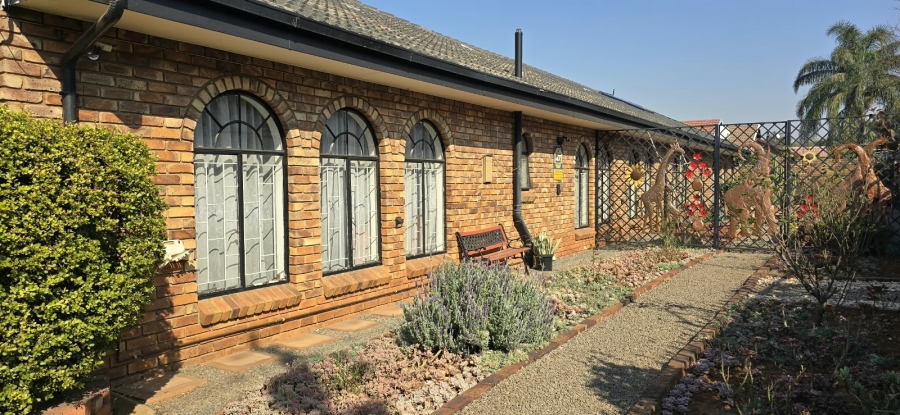 5 Bedroom Property for Sale in Mountain View Gauteng