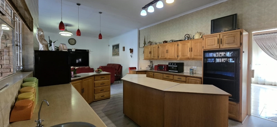 5 Bedroom Property for Sale in Mountain View Gauteng