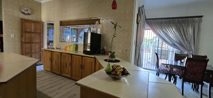 5 Bedroom Property for Sale in Mountain View Gauteng