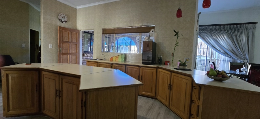 5 Bedroom Property for Sale in Mountain View Gauteng