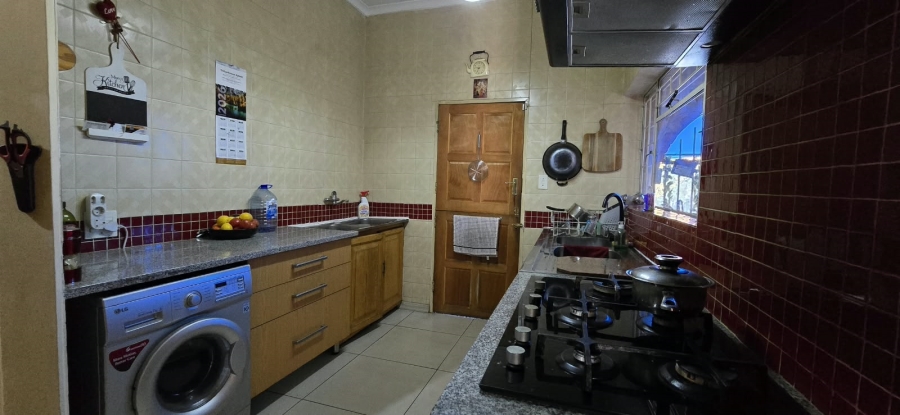 5 Bedroom Property for Sale in Mountain View Gauteng
