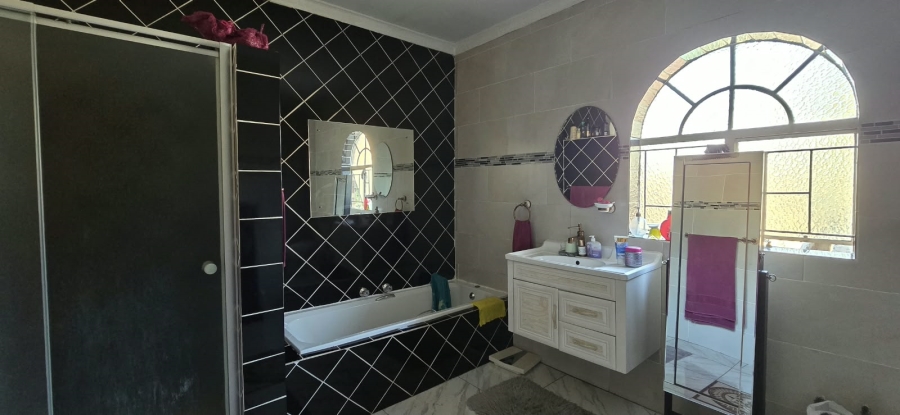 5 Bedroom Property for Sale in Mountain View Gauteng