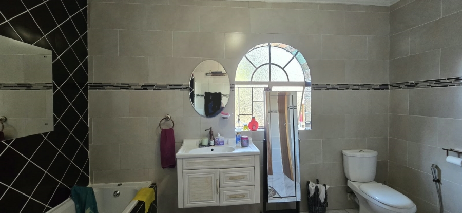 5 Bedroom Property for Sale in Mountain View Gauteng