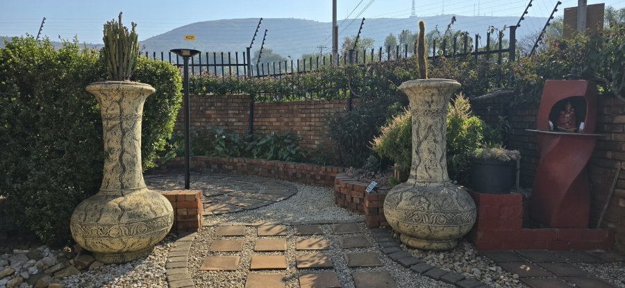 5 Bedroom Property for Sale in Mountain View Gauteng