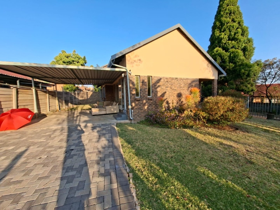 6 Bedroom Property for Sale in The Reeds Gauteng