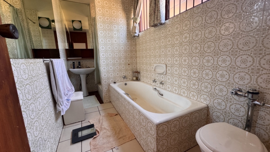 6 Bedroom Property for Sale in Three Rivers Proper Gauteng