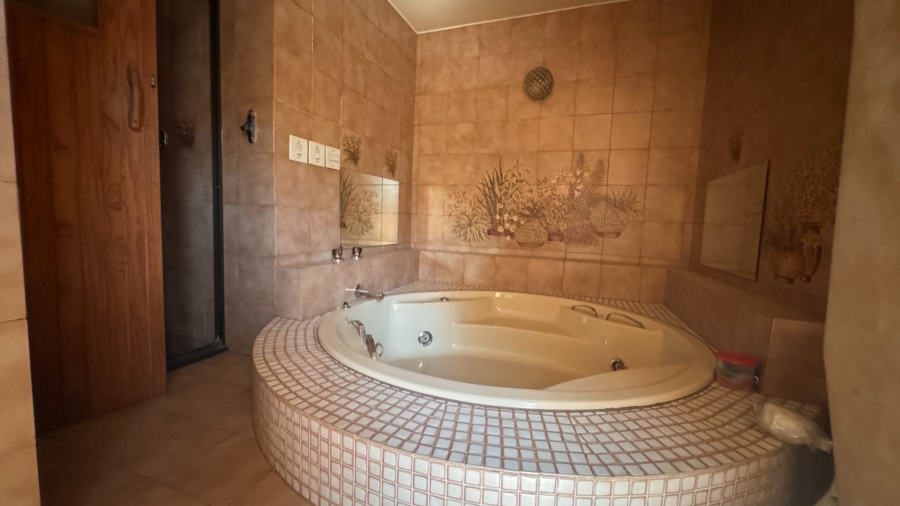 6 Bedroom Property for Sale in Three Rivers Proper Gauteng