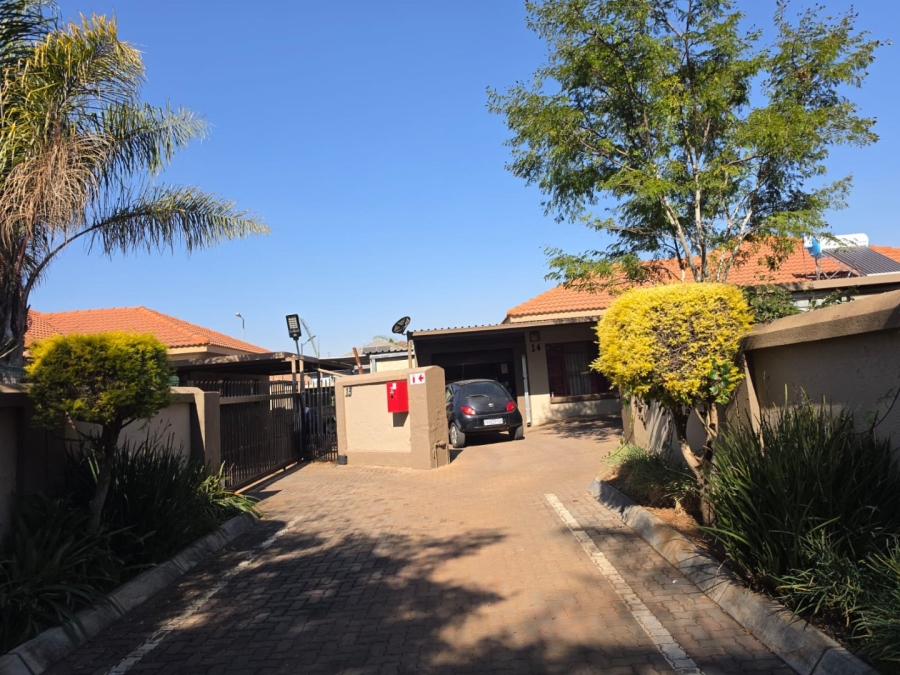 2 Bedroom Property for Sale in Doornpoort Gauteng
