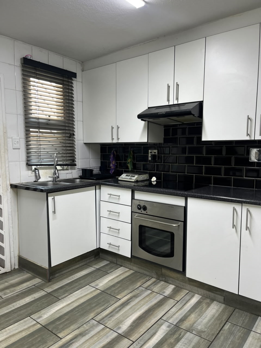 2 Bedroom Property for Sale in Oakdene Gauteng
