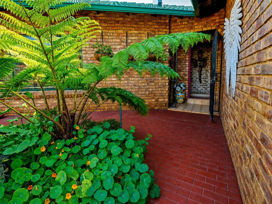 4 Bedroom Property for Sale in Eldoraigne Gauteng