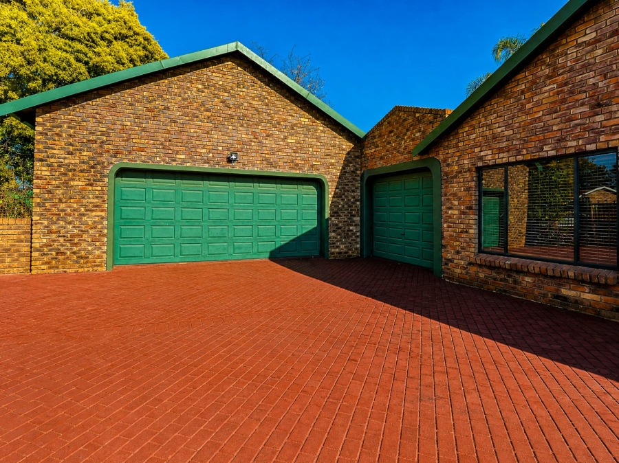 4 Bedroom Property for Sale in Eldoraigne Gauteng