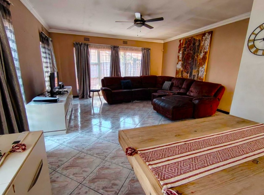 8 Bedroom Property for Sale in Witfield Gauteng