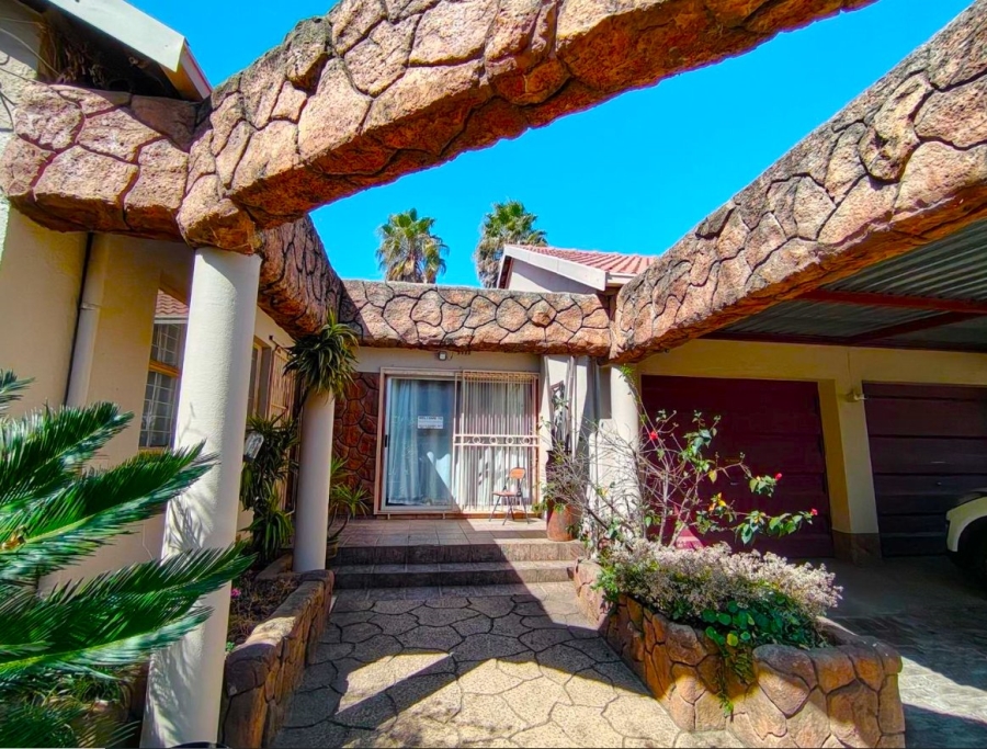 8 Bedroom Property for Sale in Witfield Gauteng