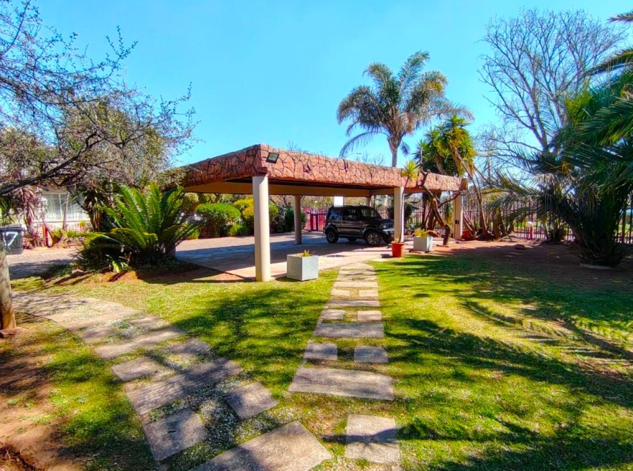 8 Bedroom Property for Sale in Witfield Gauteng