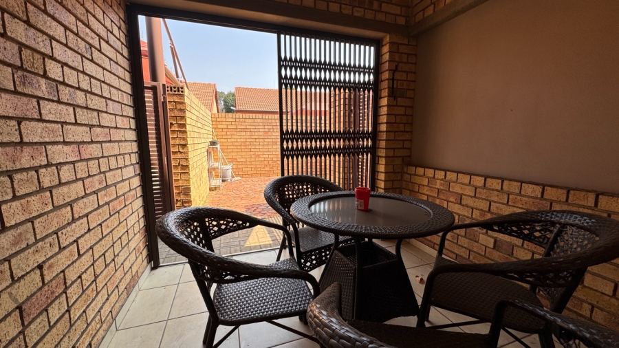 2 Bedroom Property for Sale in Three Rivers Proper Gauteng