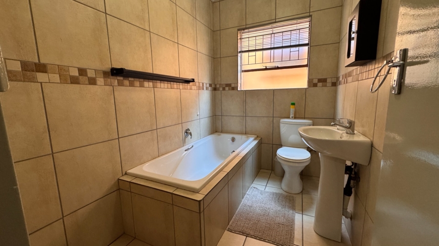 2 Bedroom Property for Sale in Three Rivers Proper Gauteng