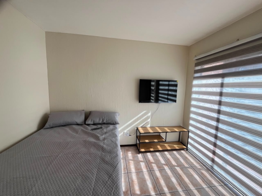 To Let 1 Bedroom Property for Rent in Florida Gauteng