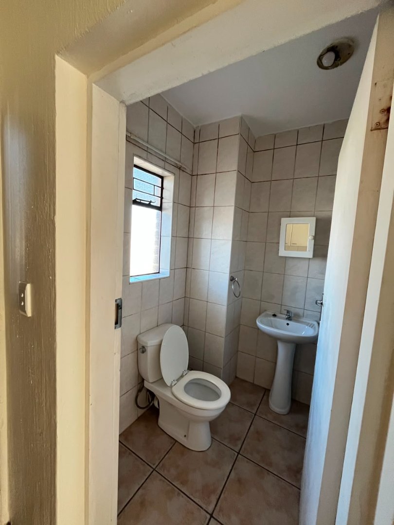 To Let 1 Bedroom Property for Rent in Florida Gauteng