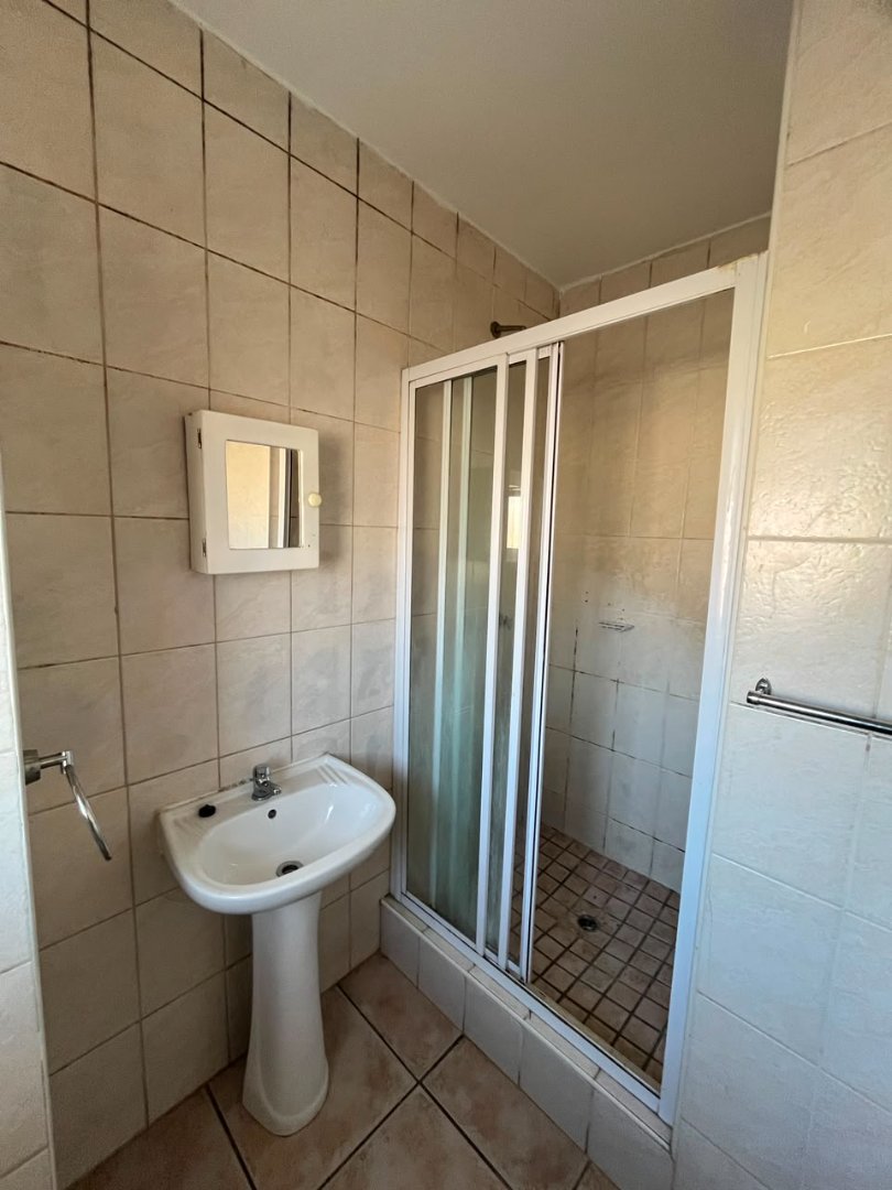 To Let 1 Bedroom Property for Rent in Florida Gauteng