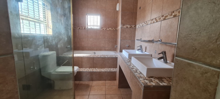 4 Bedroom Property for Sale in Garsfontein Gauteng
