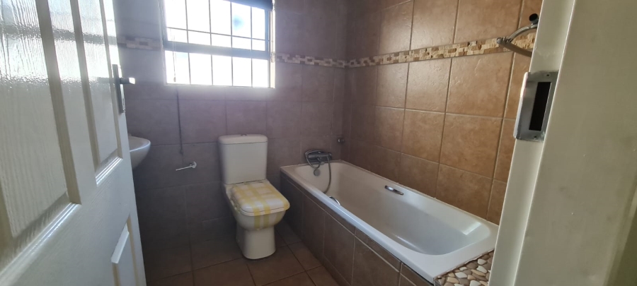 4 Bedroom Property for Sale in Garsfontein Gauteng
