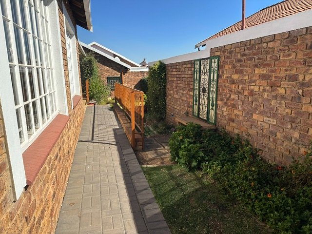 2 Bedroom Property for Sale in Honeydew Manor Gauteng