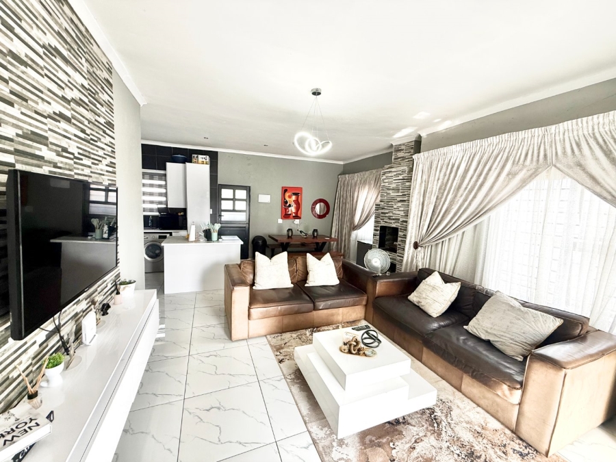 3 Bedroom Property for Sale in Fleurhof Gauteng