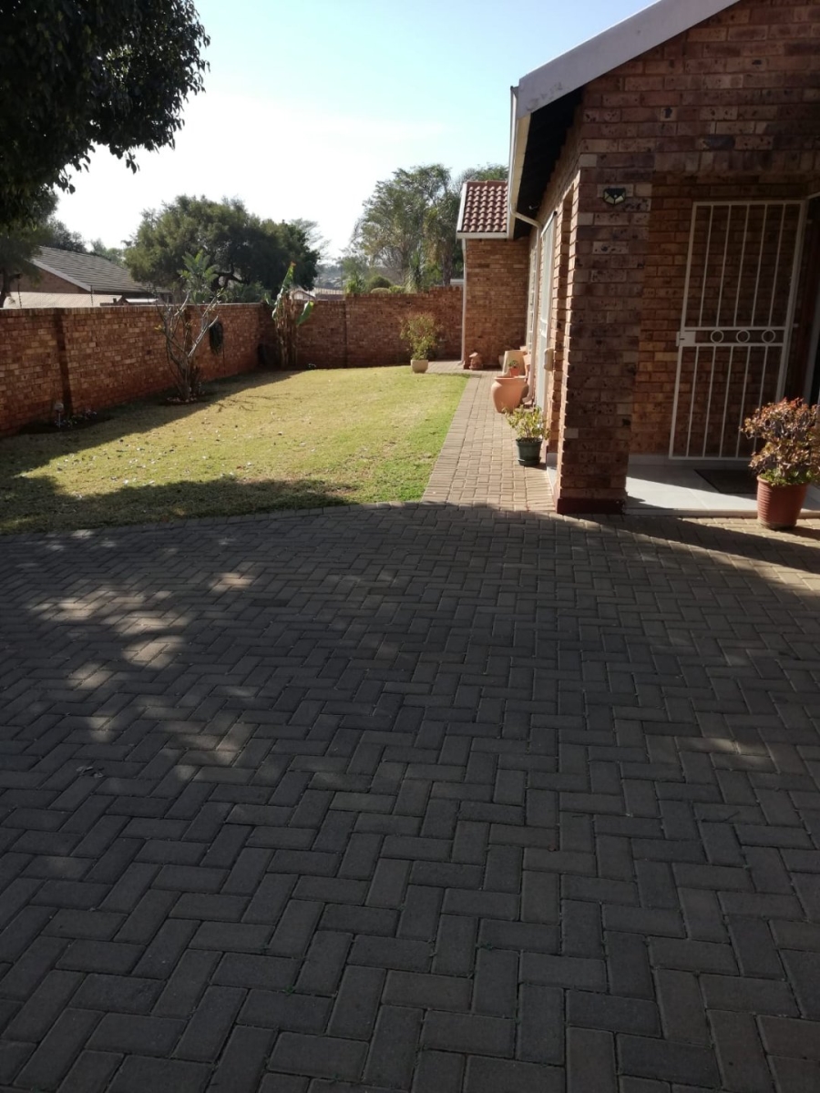 3 Bedroom Property for Sale in Eldoraigne Gauteng