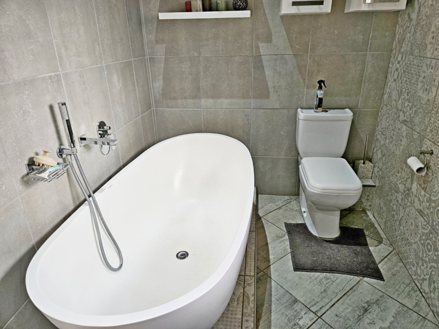 5 Bedroom Property for Sale in Terenure Gauteng