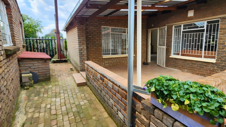 6 Bedroom Property for Sale in Hillside Gauteng