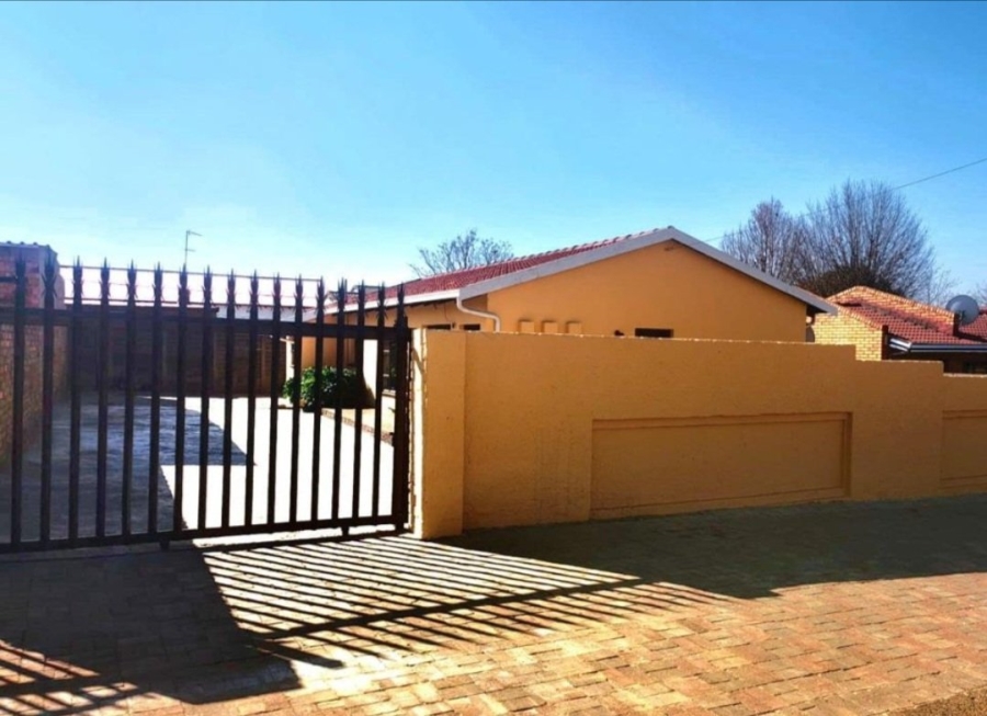 3 Bedroom Property for Sale in Dhlamini Gauteng
