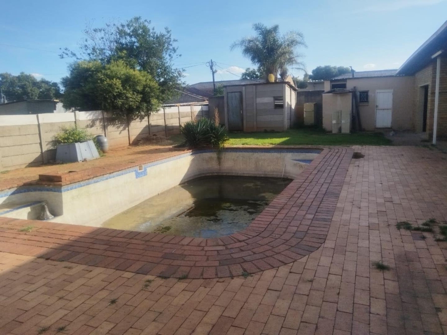 5 Bedroom Property for Sale in Casseldale Gauteng