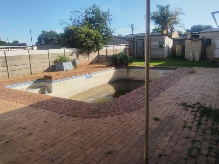 5 Bedroom Property for Sale in Casseldale Gauteng