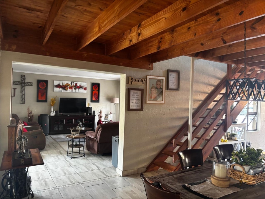  Bedroom Property for Sale in Glen Marais Gauteng