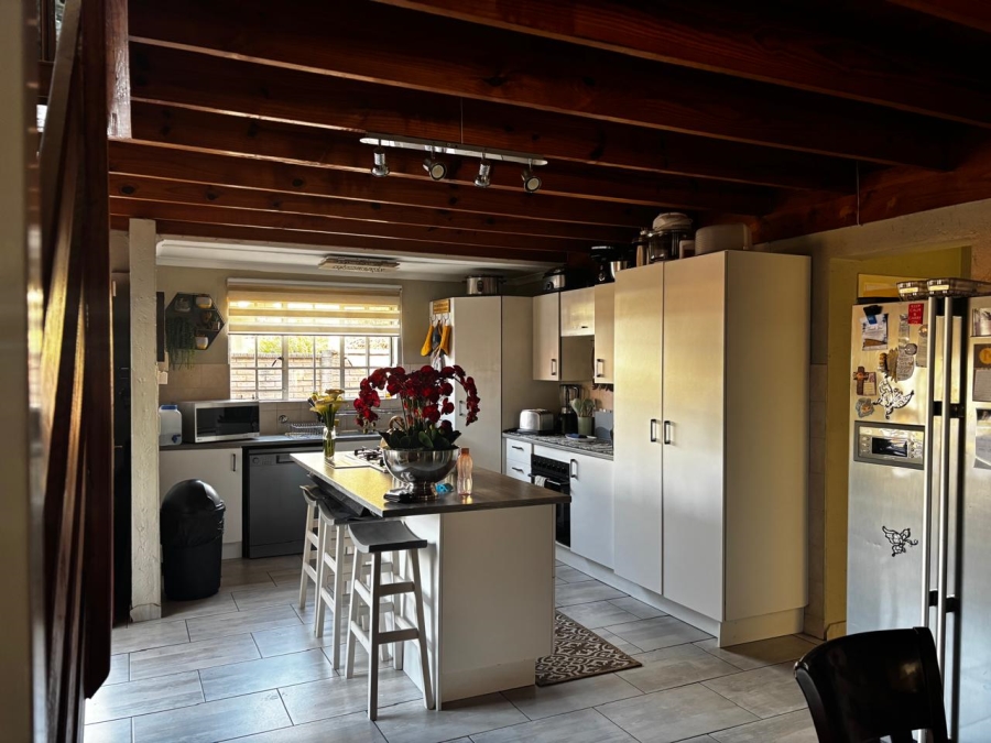  Bedroom Property for Sale in Glen Marais Gauteng