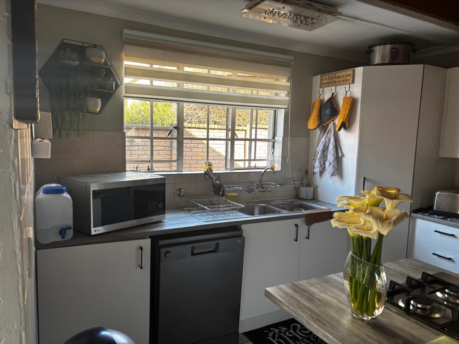  Bedroom Property for Sale in Glen Marais Gauteng