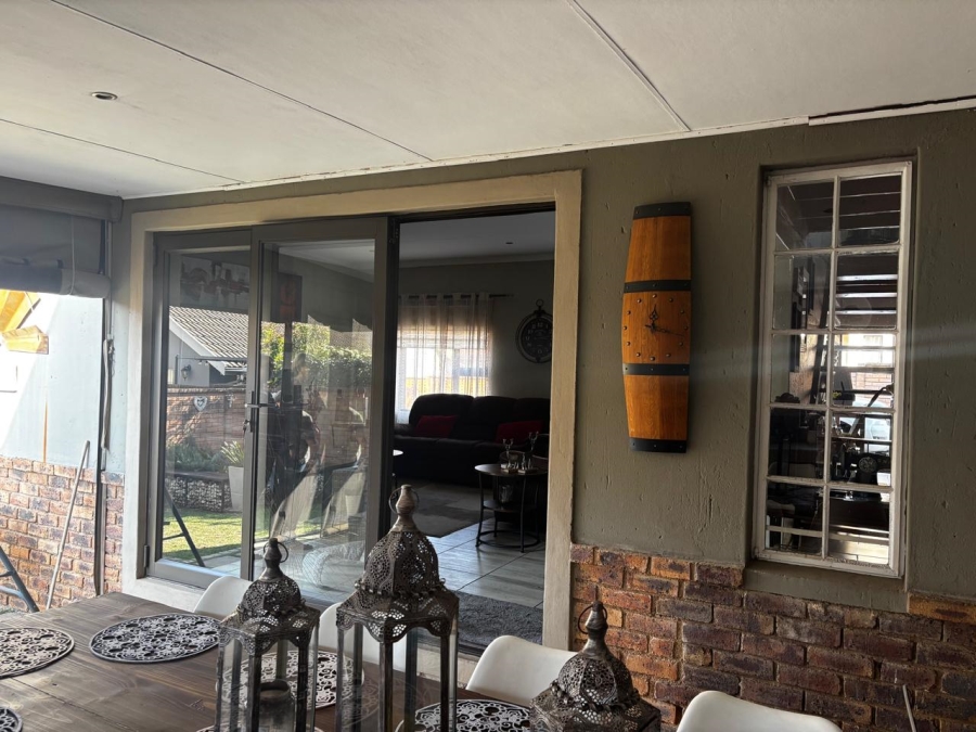  Bedroom Property for Sale in Glen Marais Gauteng