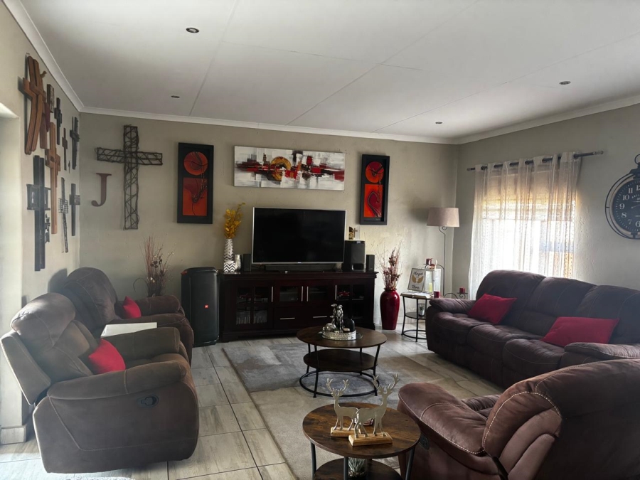  Bedroom Property for Sale in Glen Marais Gauteng