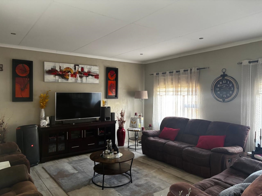  Bedroom Property for Sale in Glen Marais Gauteng