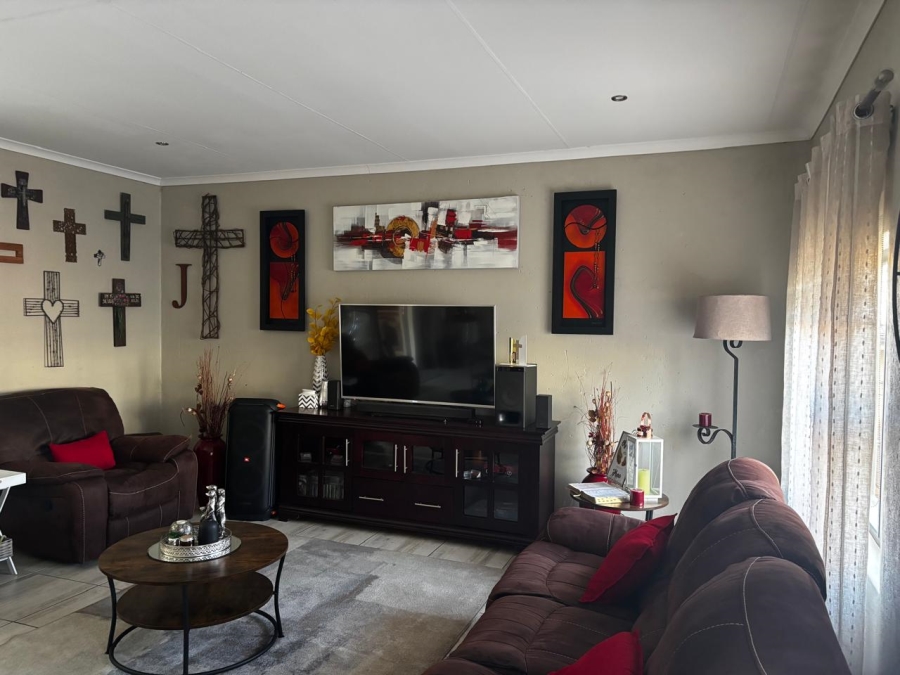  Bedroom Property for Sale in Glen Marais Gauteng